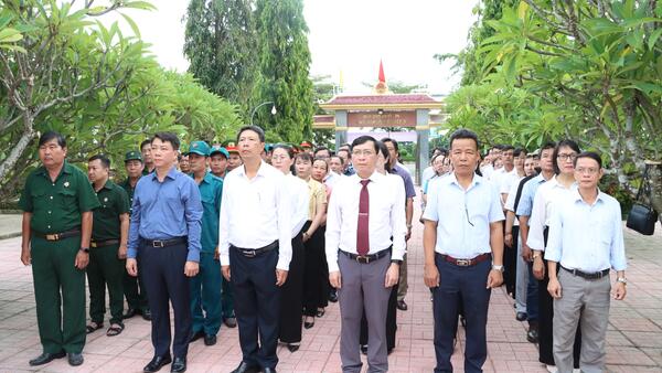 PHƯỜNG NGHĨA LỘ DÂNG HƯƠNG, VIẾNG NGHĨA TRANG LIỆT SĨ NHÂN DỊP ĐẠI HỘI ĐẢNG BỘ  PHƯỜNG VÀ KỶ NIỆM 78 NĂM NGÀY THƯƠNG BINH LIỆT SĨ 27/7