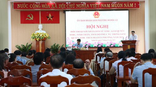 Chủ tịch UBND phường Nghĩa Lộ - Trần Đình Trường đối thoại với tổ chức, cá nhân về thủ tục hành chính