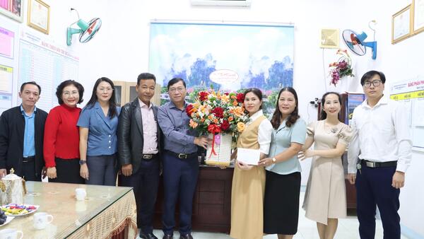 Lãnh đạo phường Nghĩa Lộ thăm, tặng quà các đơn vị trường học nhân Ngày Nhà giáo Việt Nam