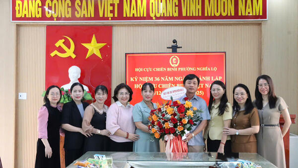 Đảng uỷ, HĐND, UBND, Uỷ ban MTTQ Việt Nam phường Nghĩa Lộ  thăm, chúc mừng Hội CCB phường nhân kỷ niệm ngày truyền thống